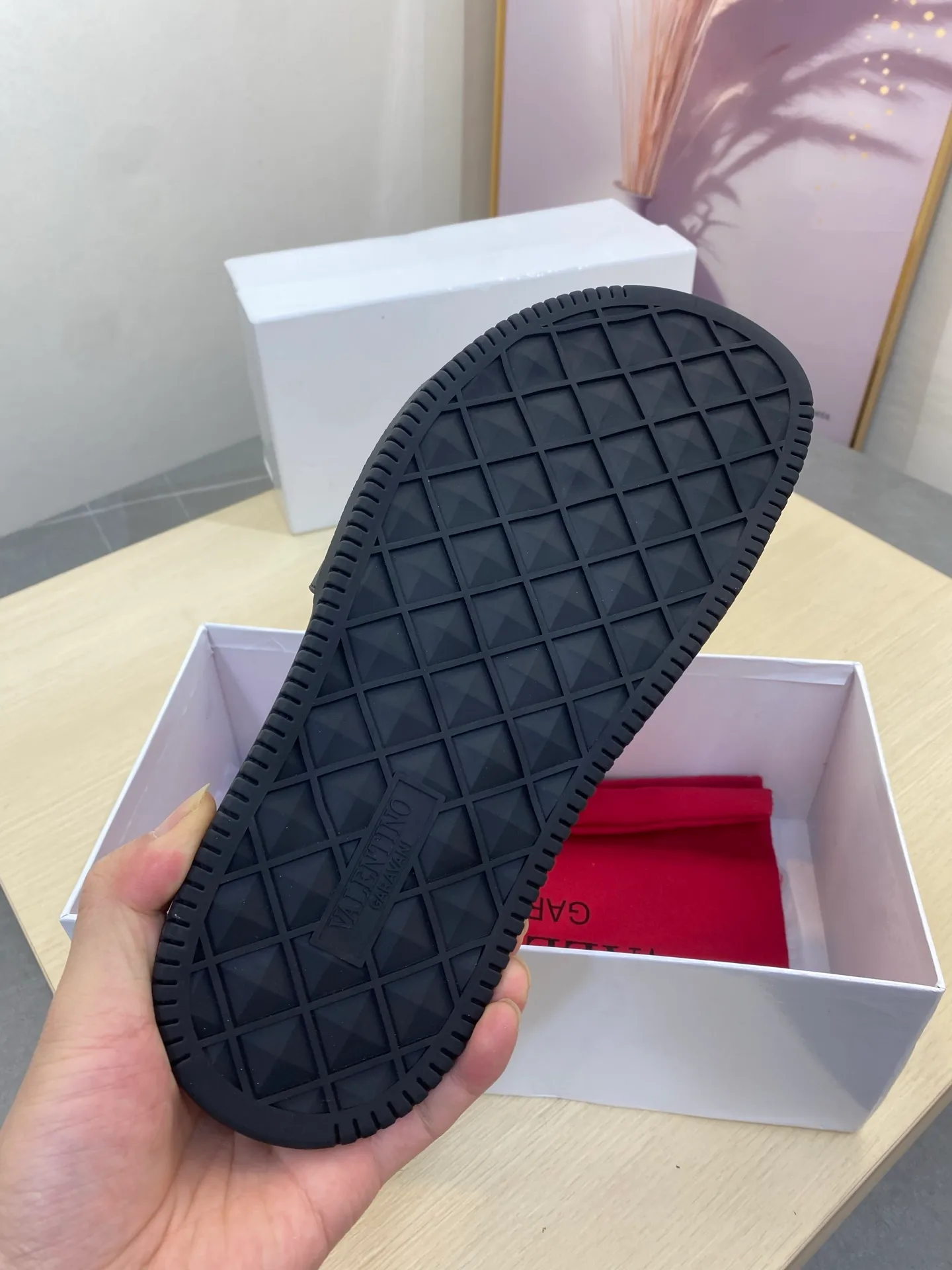 P260💰Valentino VALENTINO Size: 39--46 Burberry classic men's slippers, high-end boutique, original material, fine workmanship, casual, loose and comfortable, a must-have in summer👏👏👏